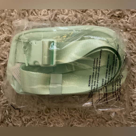 Lululemon Everywhere Belt Bag NWT
MINT MOMENT - Picture 3 of 3